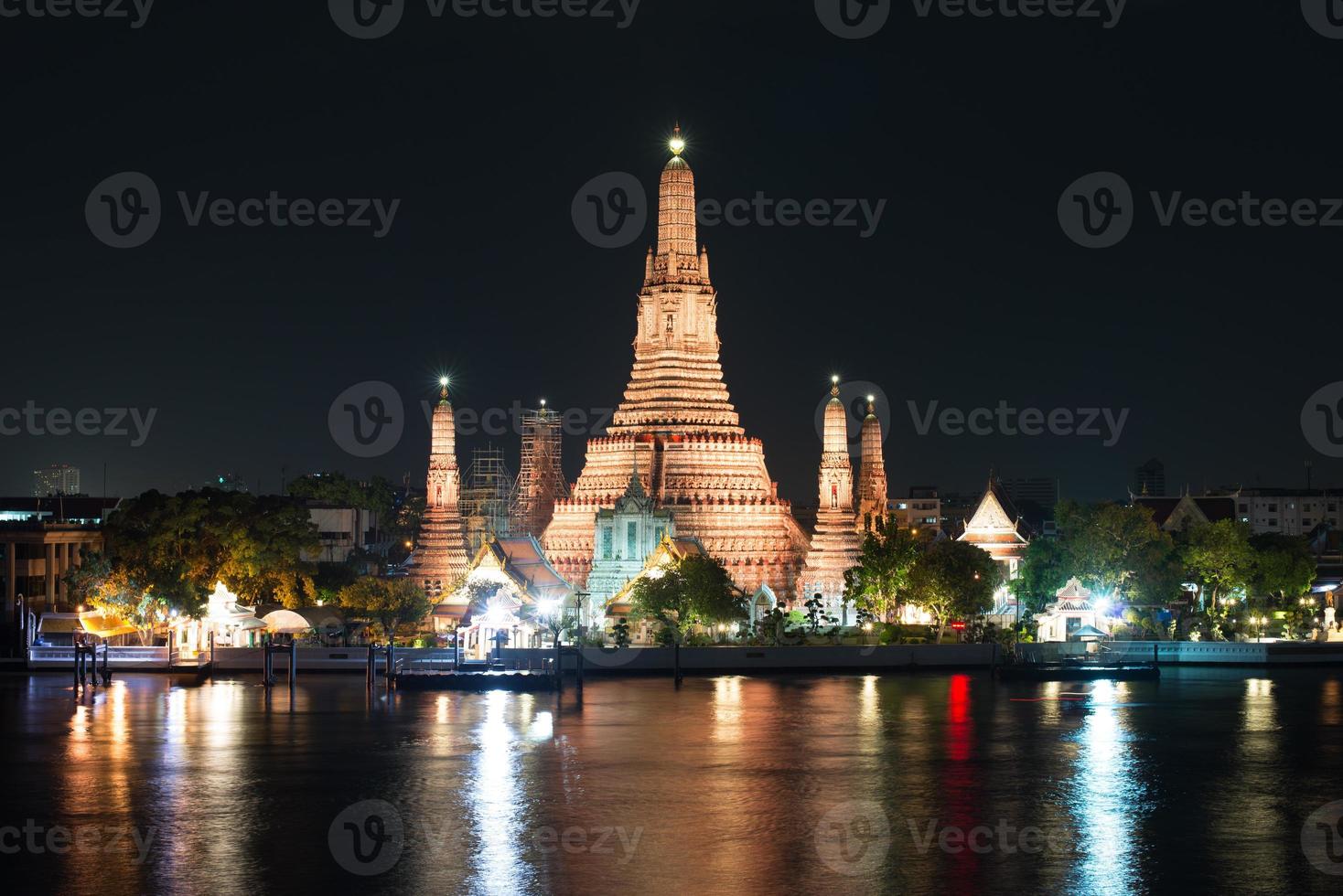 Wat Arun resplandeciente en la noche. foto