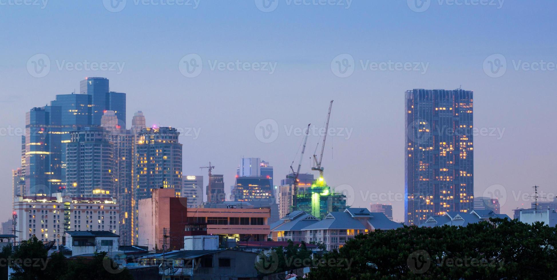 paisaje urbano de bangkok al atardecer foto