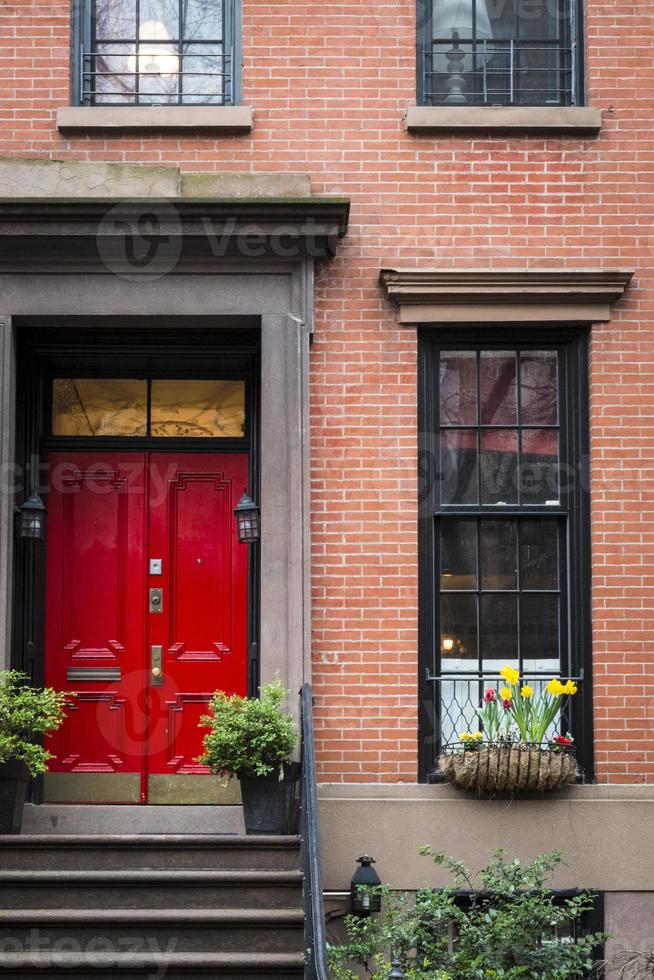 puerta roja, edificio de apartamentos, ciudad de nueva york foto