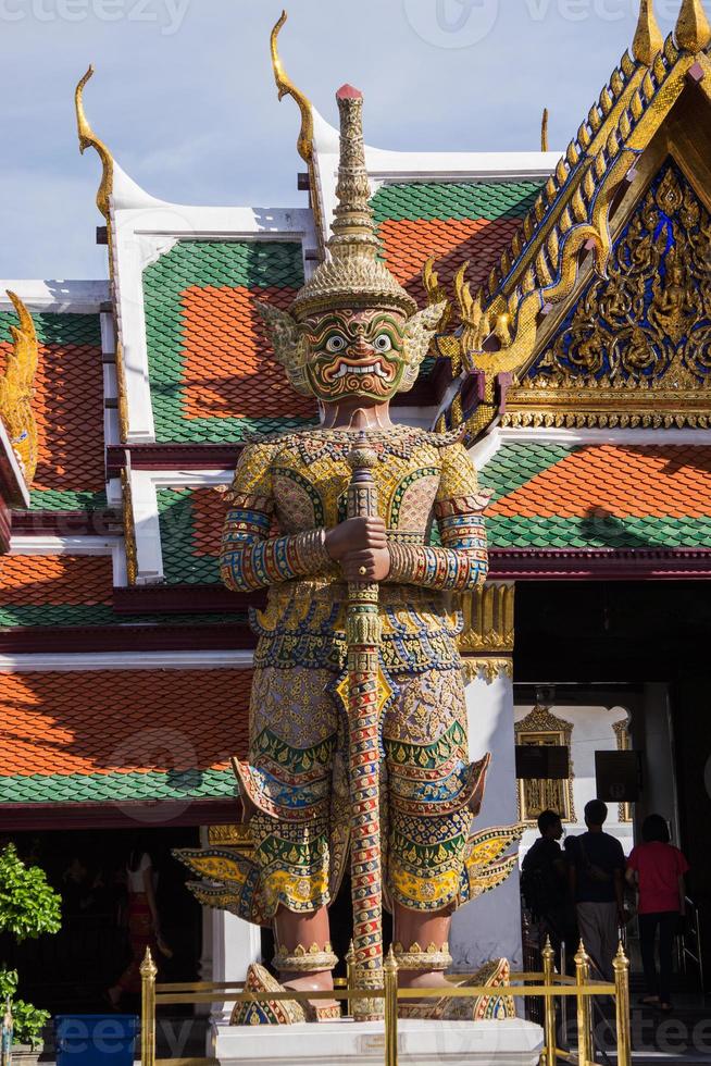 Gran estatua de Garuda en Wat Phra Kaew, Bangkok, Tailandia. foto