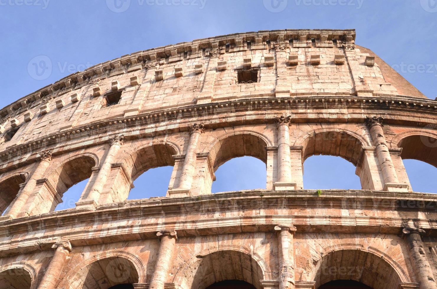 majestuoso coliseo antiguo en roma contra el cielo azul, italia foto
