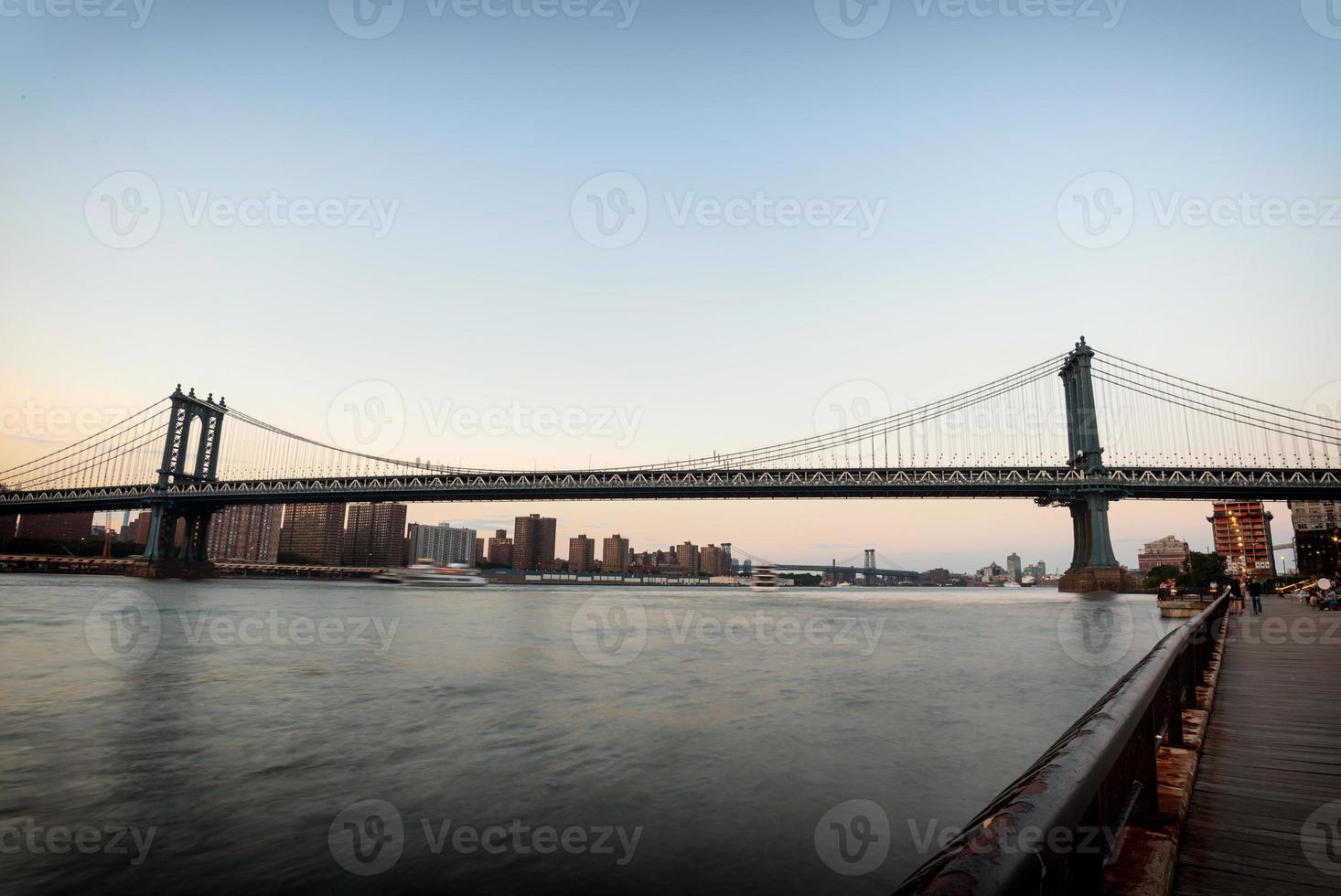 Puente de Manhattan al atardecer foto