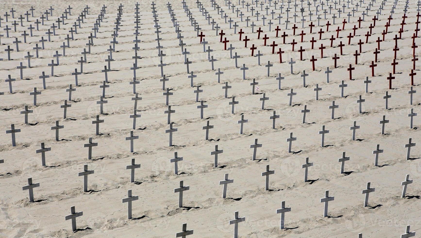 Cementerio conmemorativo en la playa de Santa Mónica, California foto