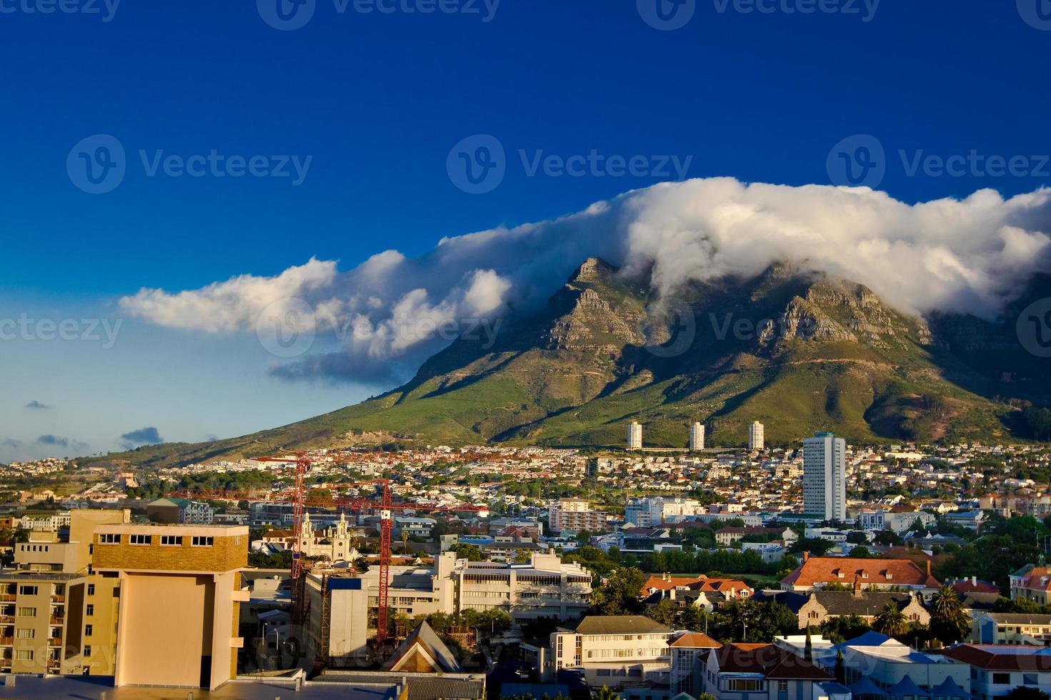 Table Mountain y su famoso mantel, en Ciudad del Cabo foto