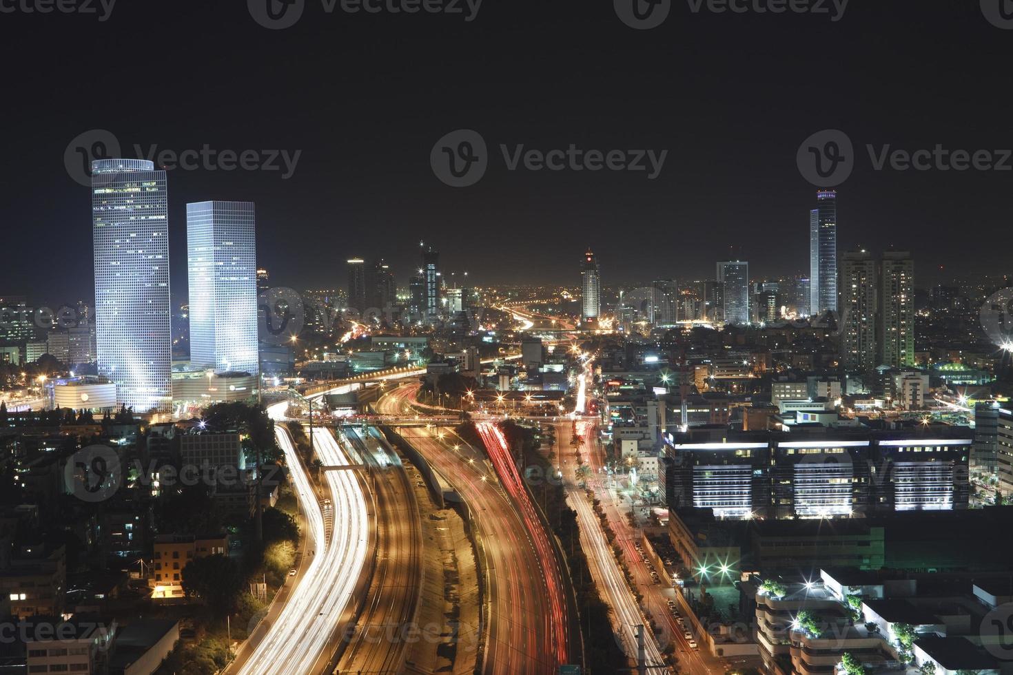 tel aviv skyline - ciudad de noche foto