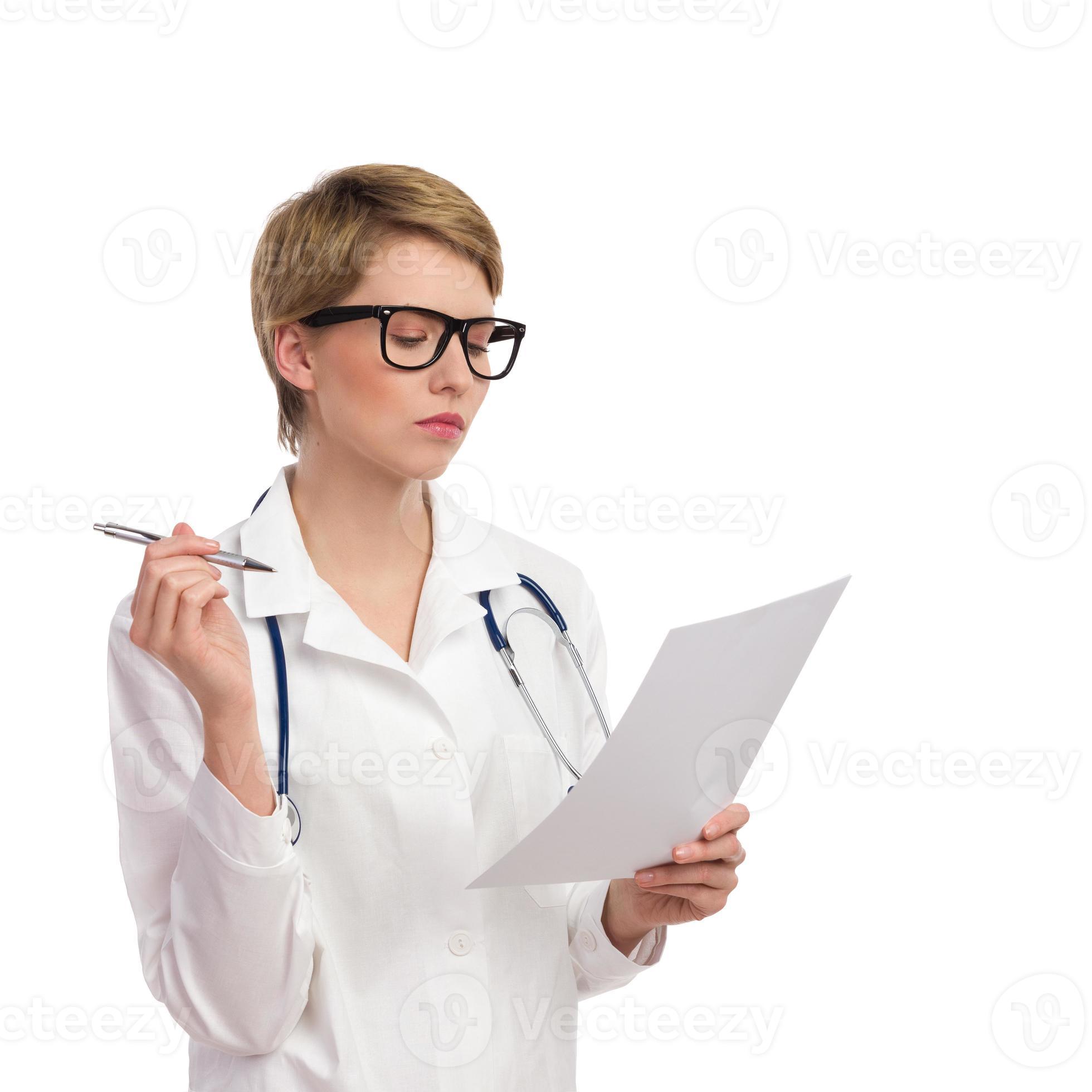 портрет женщины врача. доктор женщина рассказы. медработник. фото врача с чек листом. доктор женщина рассказы.