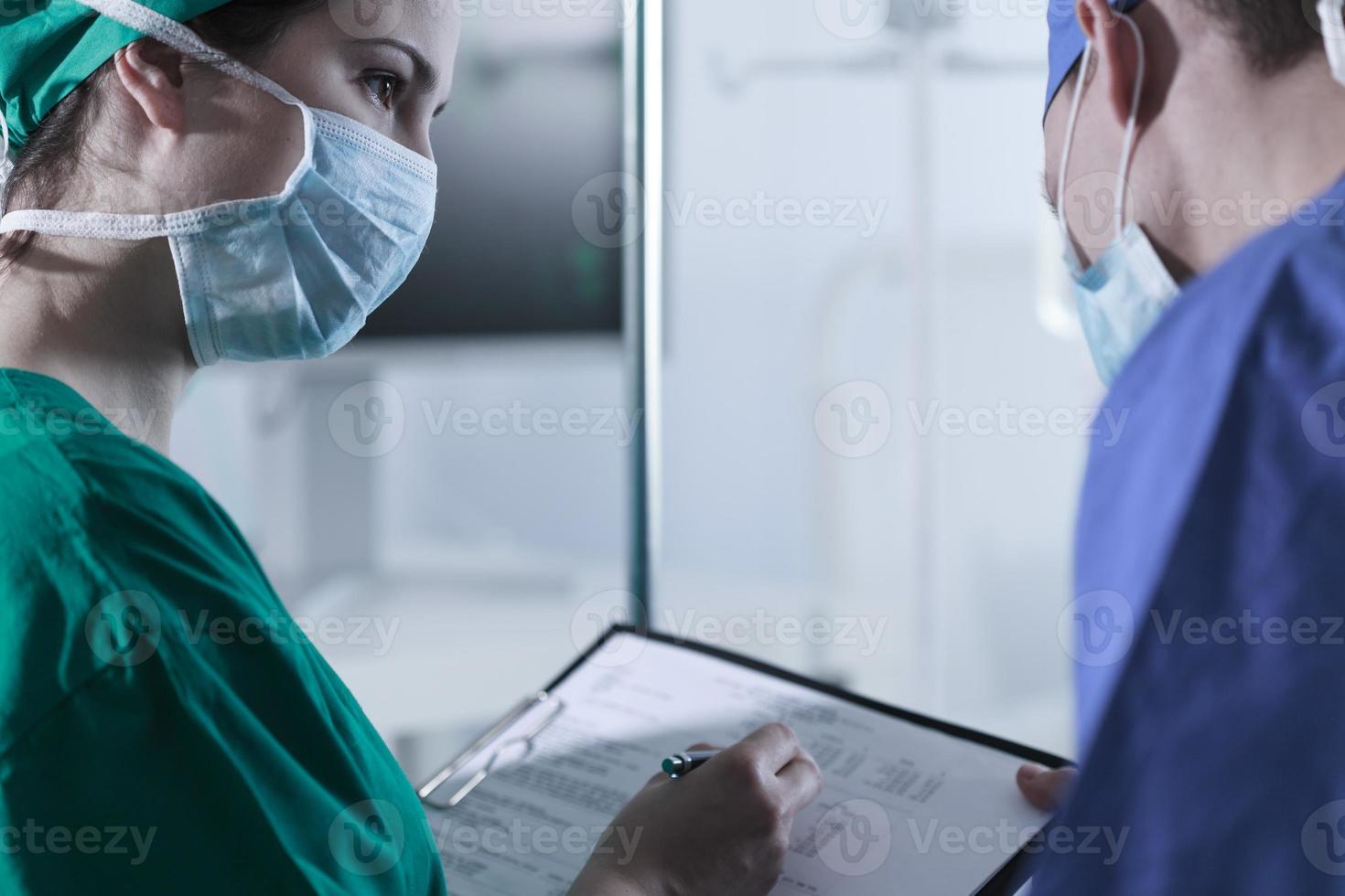 cirujanos discutiendo antes de la operación foto