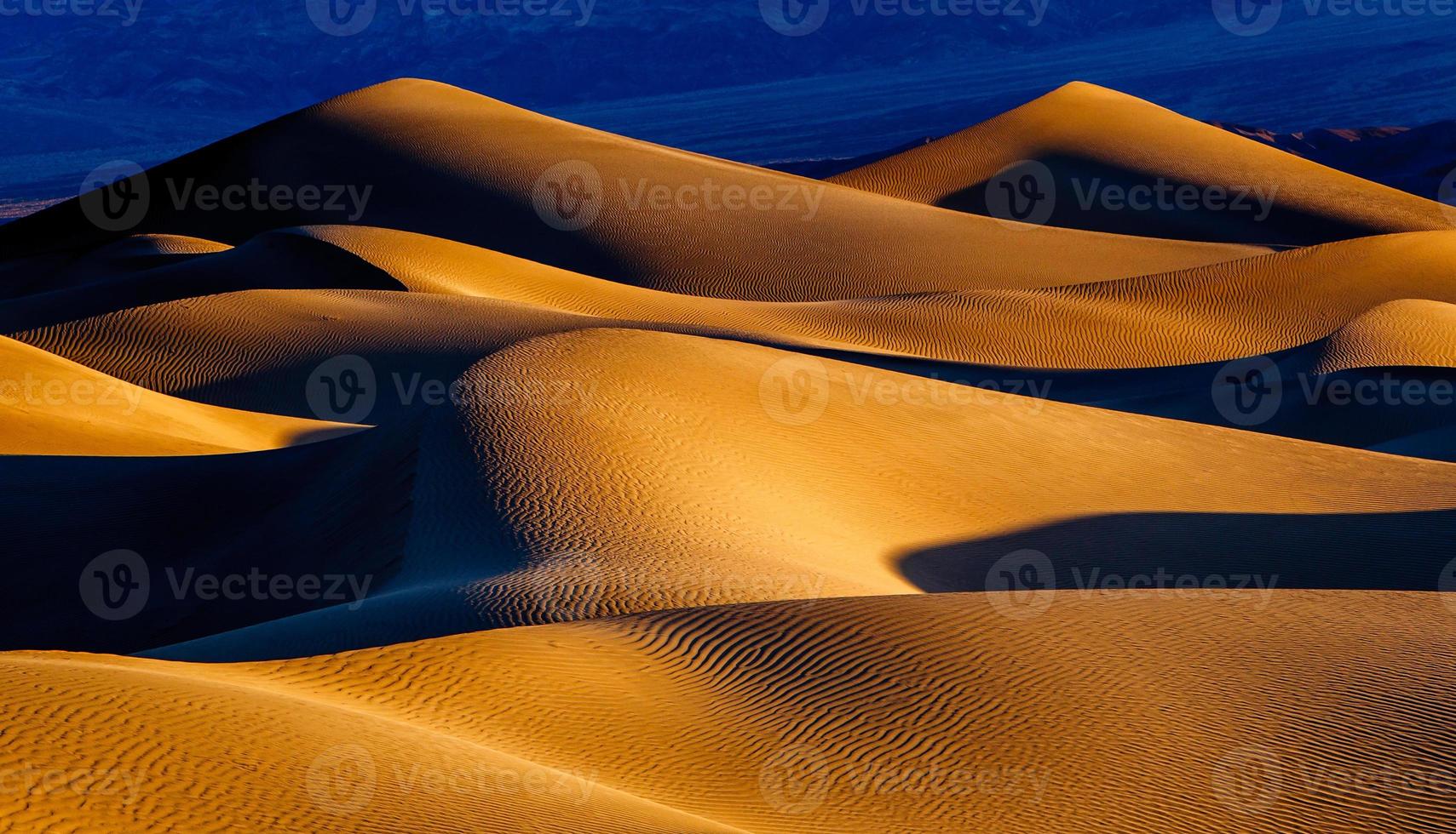 dunas de arena al amanecer foto