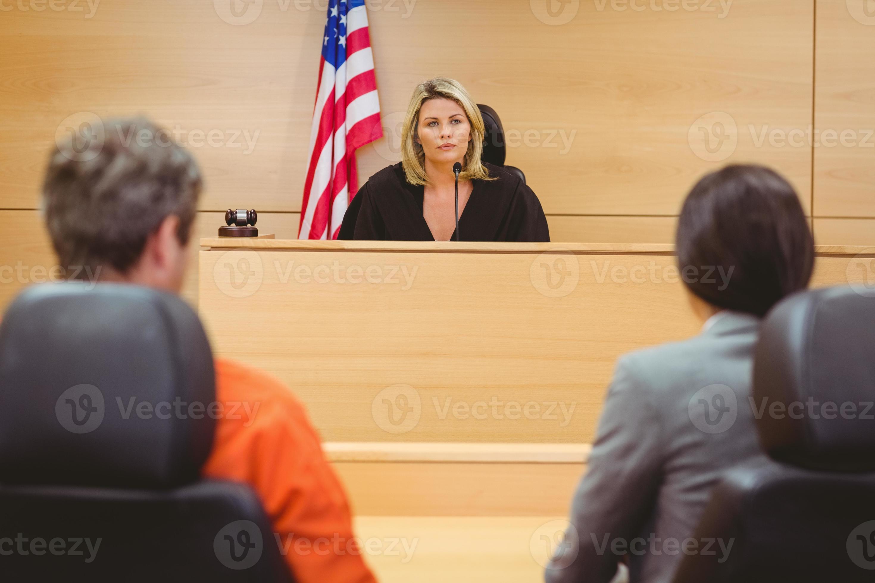 juez y abogado discutiendo la sentencia por prisionero foto