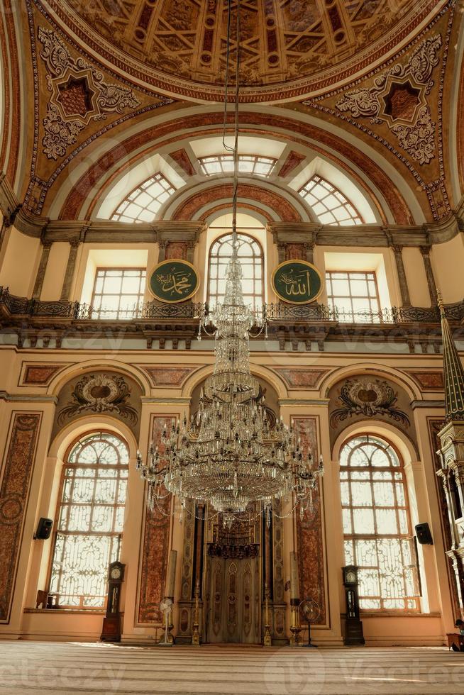 Dentro de la mezquita de Dolmabahce en Estambul foto