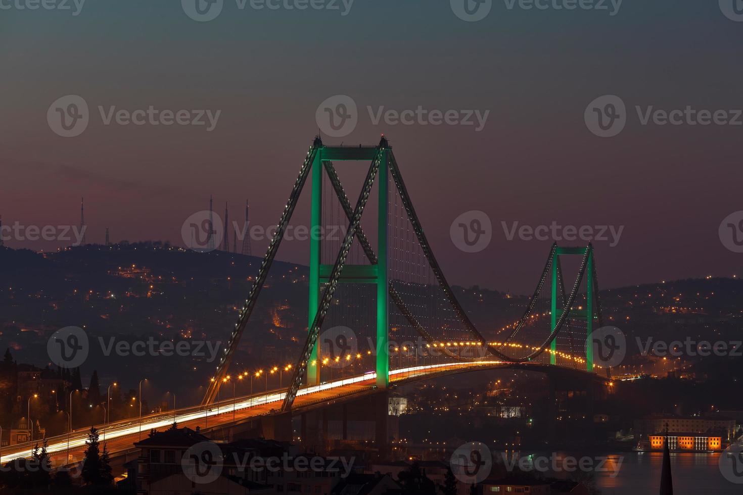 Puente del Bósforo y el tráfico de la mañana foto