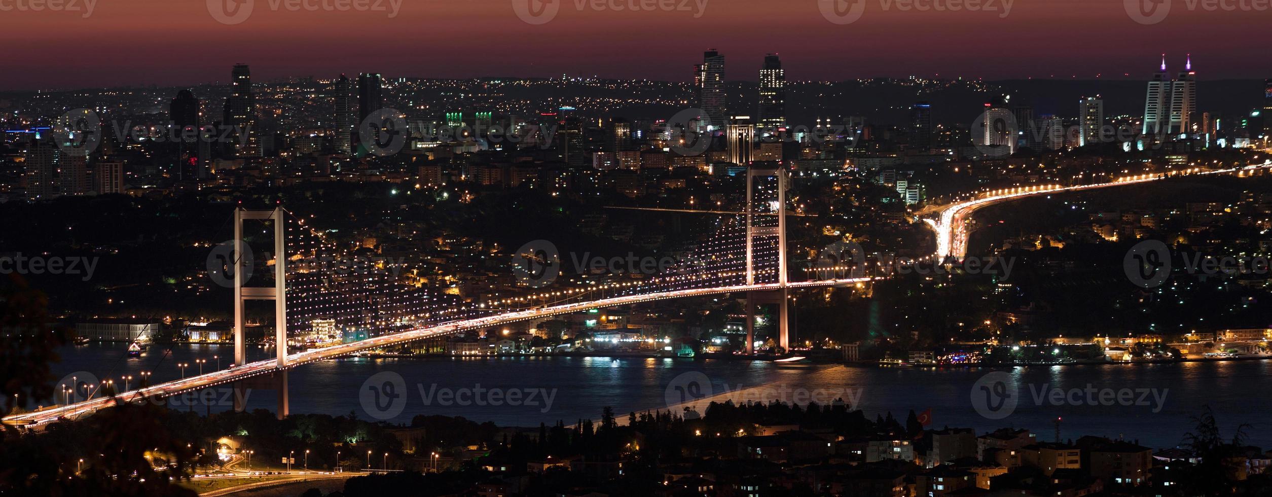 puente del Bósforo en la noche foto