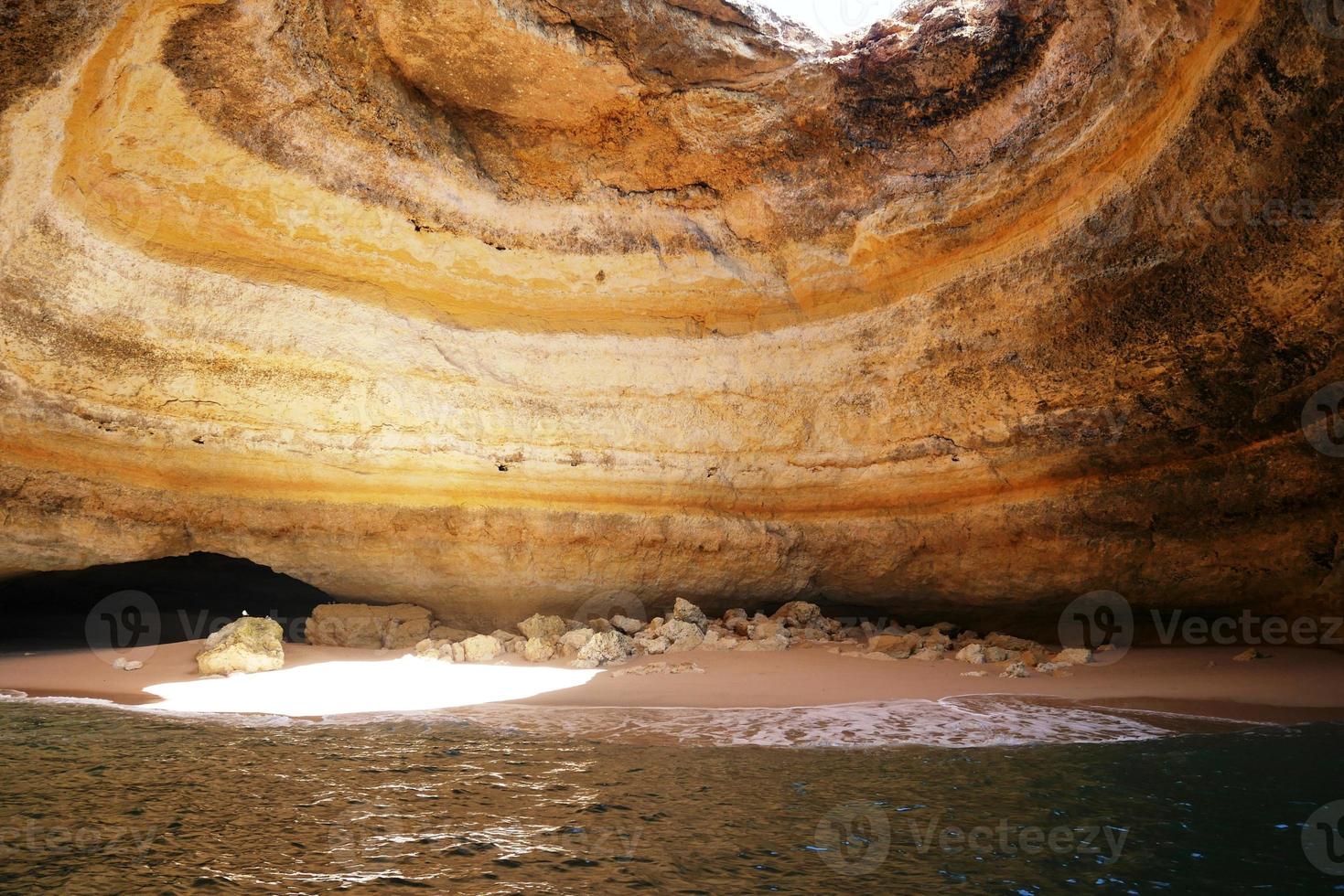 Cuevas marinas de benagil, lagos portugal foto