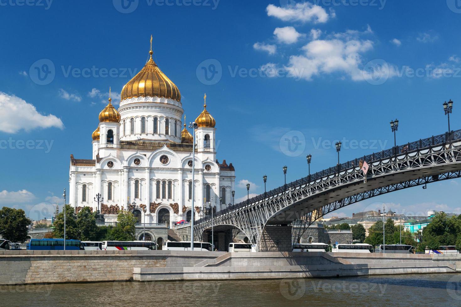 catedral de cristo salvador y puente patriarshy en moscú foto