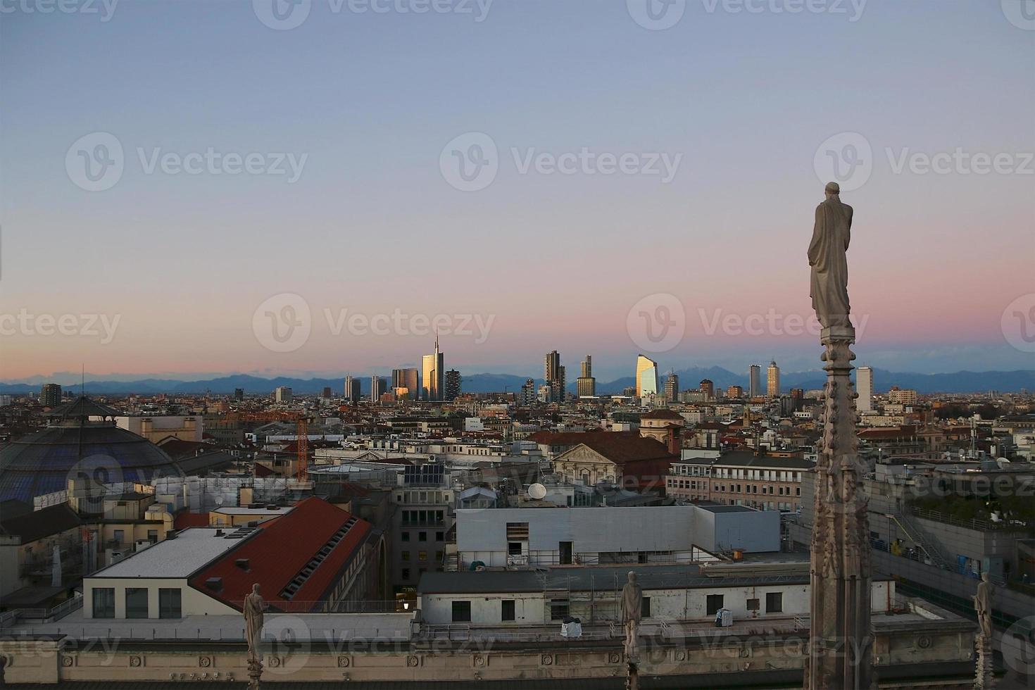 Vista de Milán desde el duomo en la noche. v.2. foto