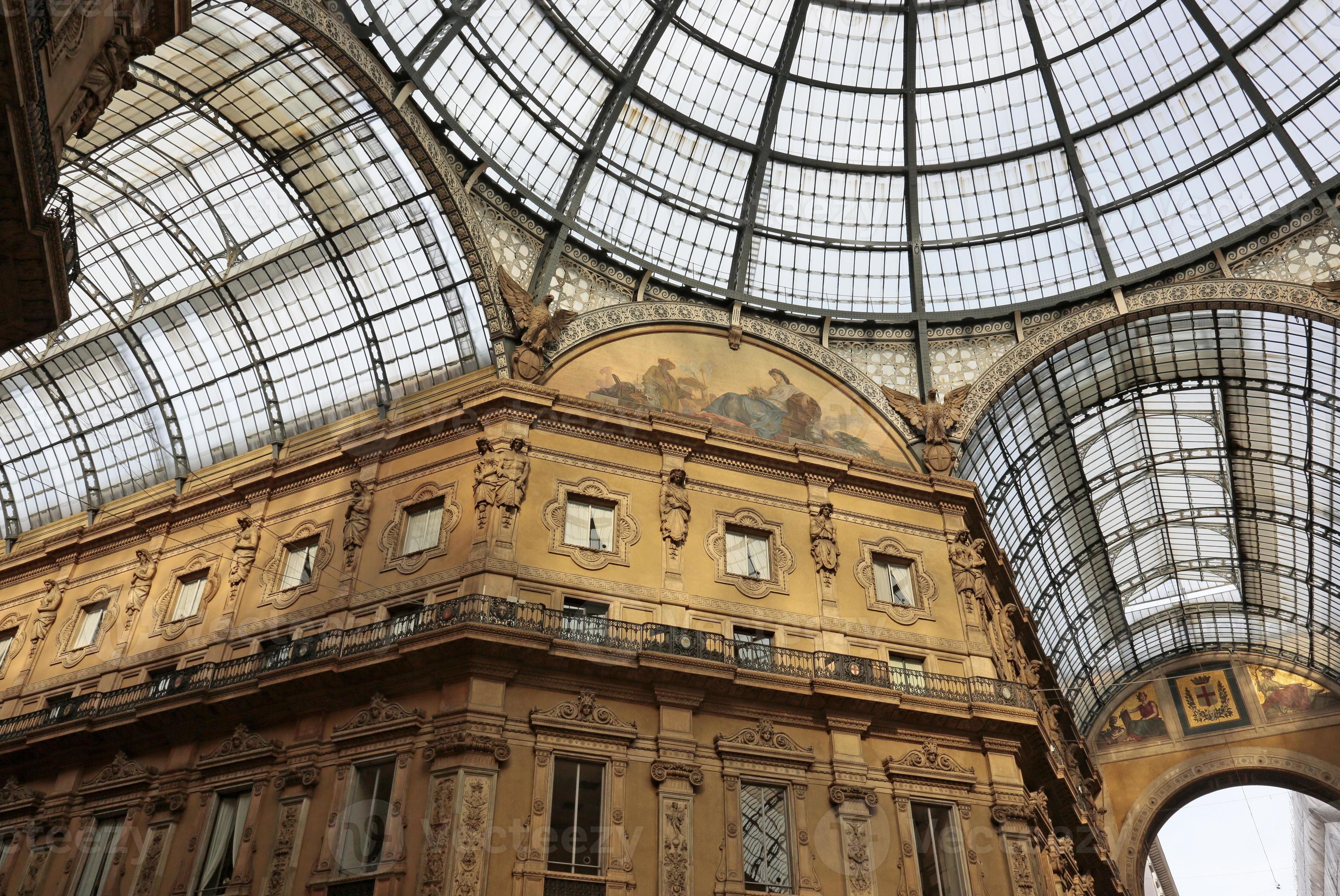 Galleria Vittorio Emanuele II - Shopping arcade in Milan