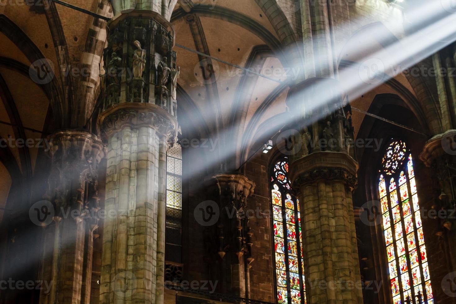 El brillante haz de luz dentro de la catedral de Milán, Italia foto