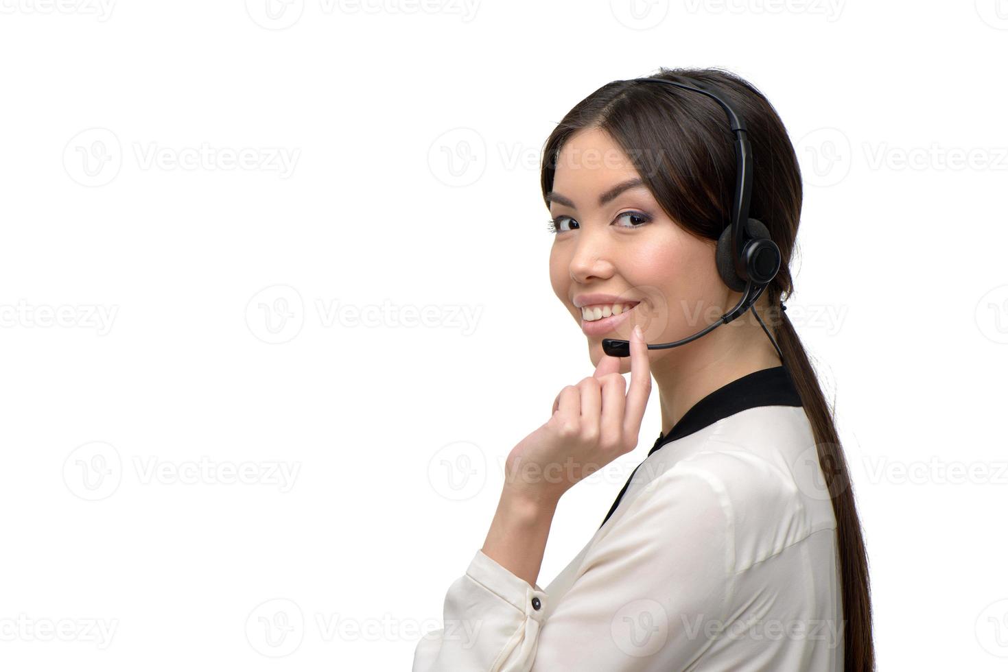 operador de call center asiático con auriculares foto