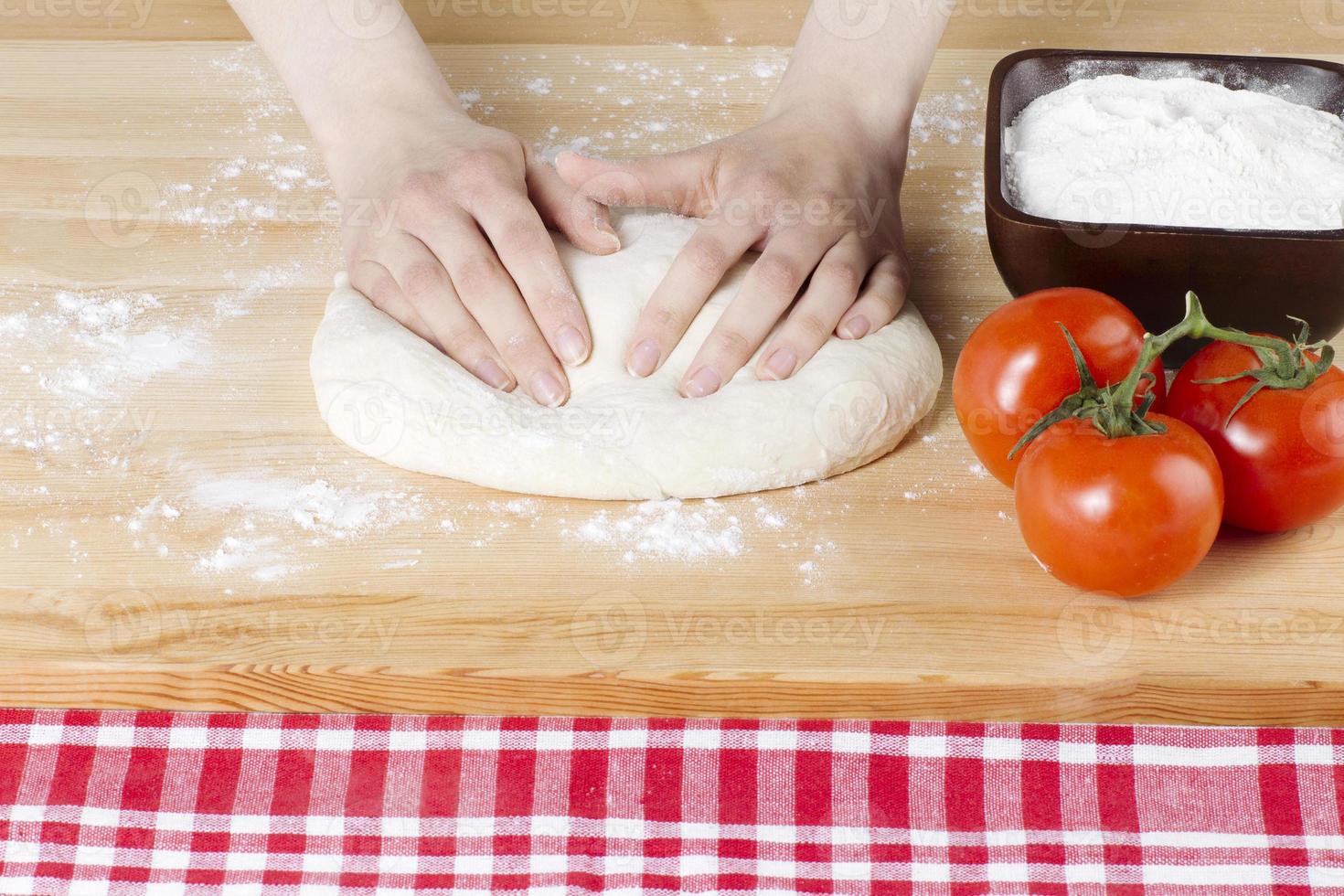 Amasar Mano Femenina Para Pizza Foto De Stock