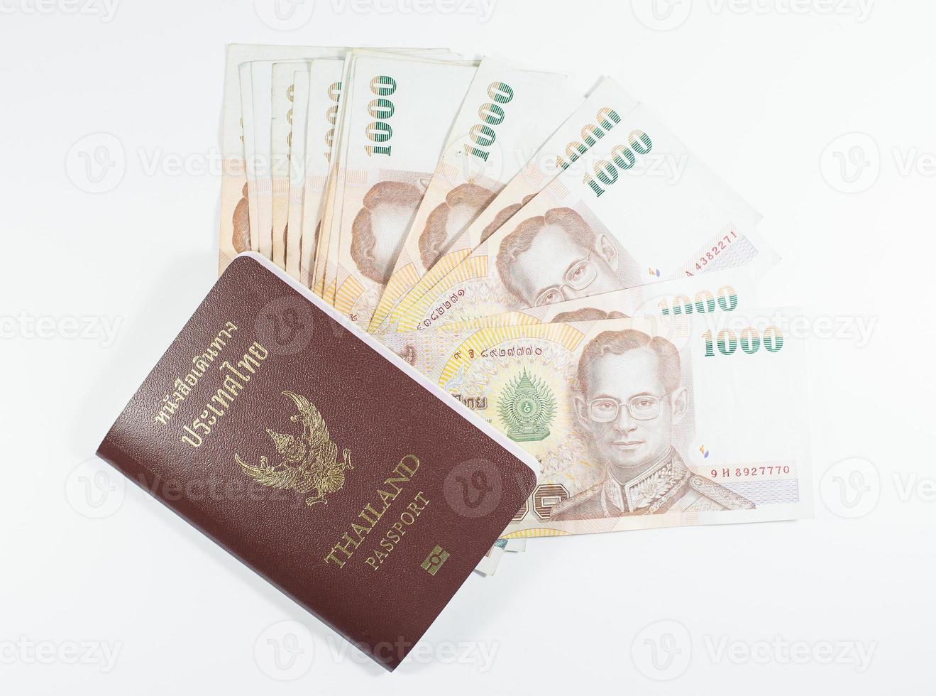pasaporte de tailandia con dinero foto