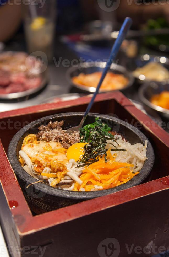 bibimbap coreano servido en piedra caliente tradicional foto
