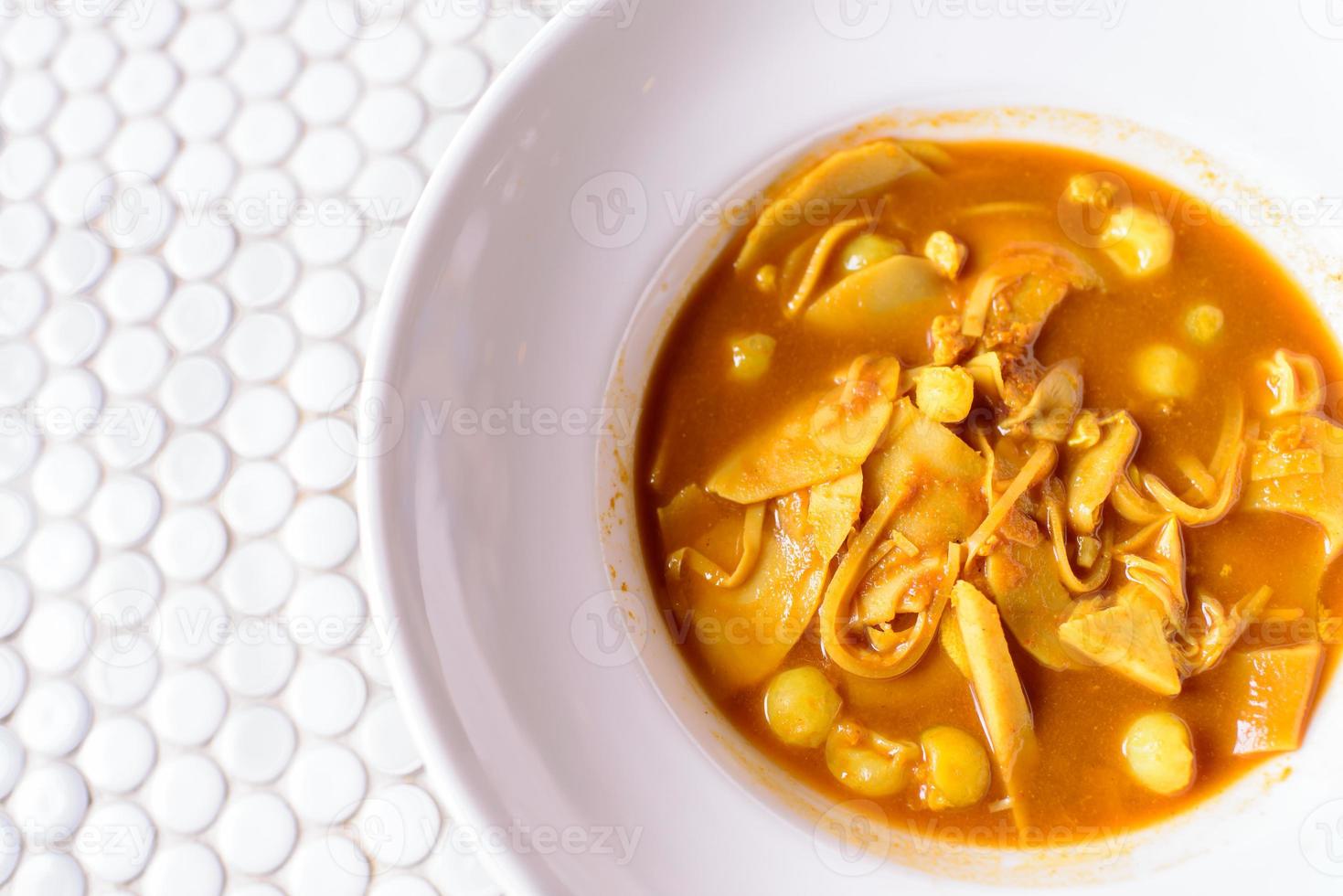 Sopa agria hecha de tamarindo y pescado en un tazón. foto