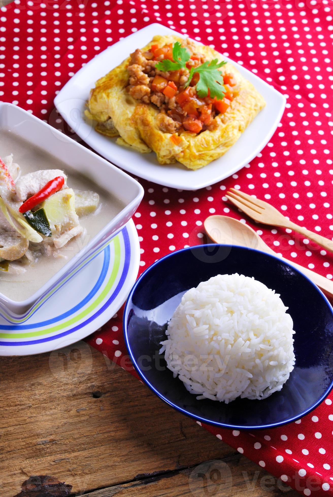 arroz, tortilla rellena y tom kha kai, pollo con coco foto