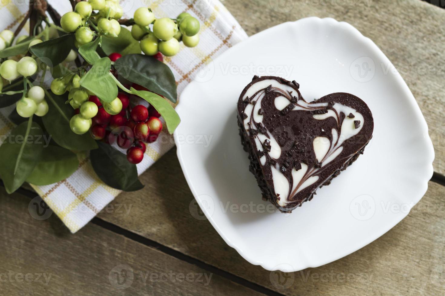 Pastel de chocolate en un corazón, San Valentín, postre foto