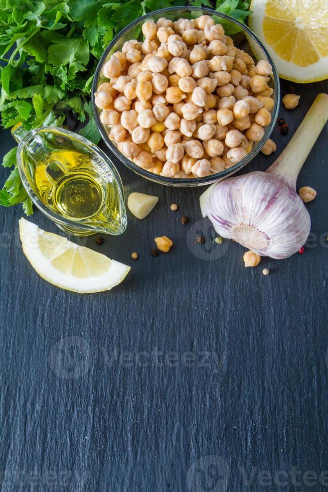 ingredientes de hummus: garbanzos, limón, ajo, sésamo, aceite, pimienta, perejil foto