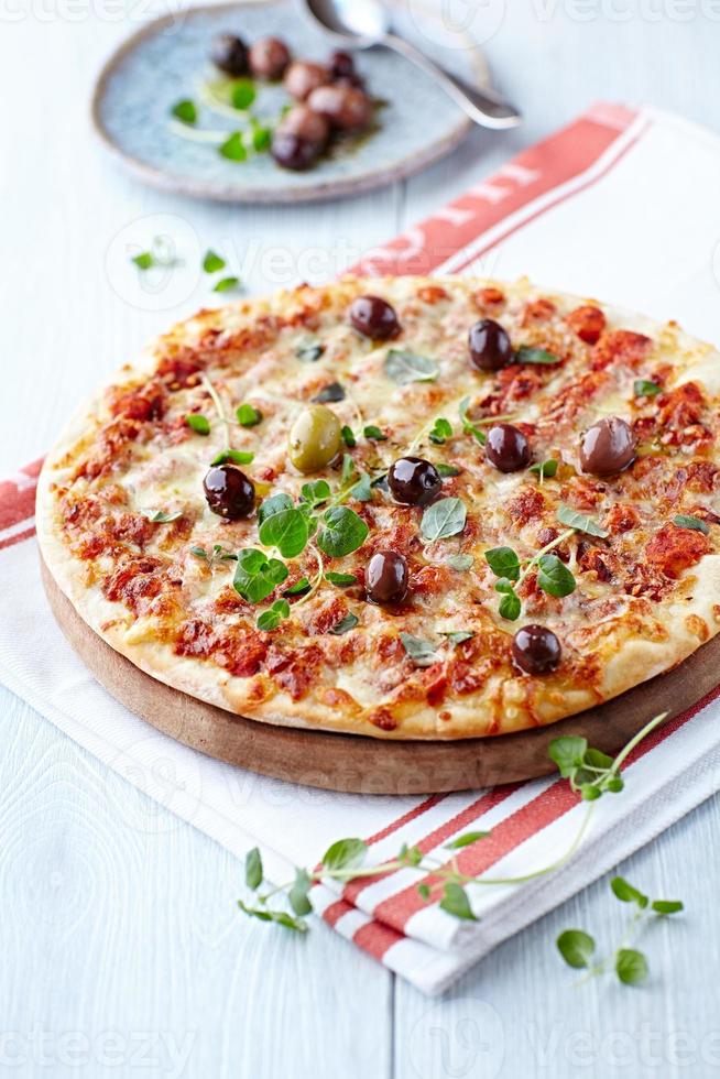 pizza margarita con aceitunas y orégano foto