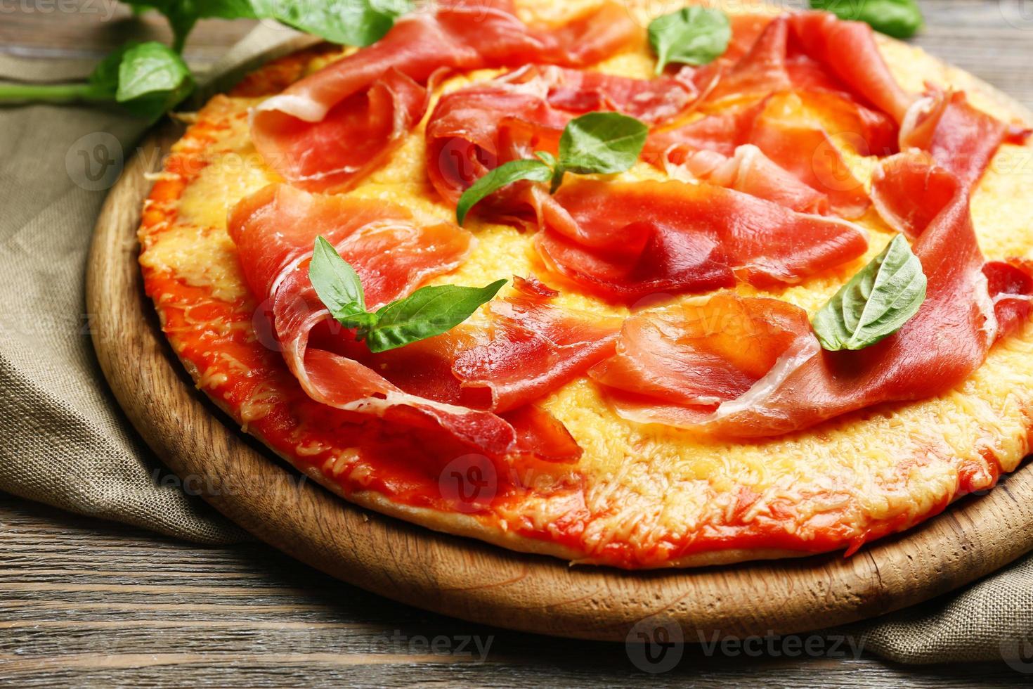 deliciosa pizza servida en mesa de madera foto