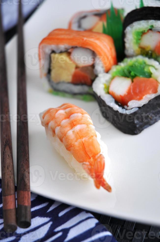 sushi de camarones en placa foto