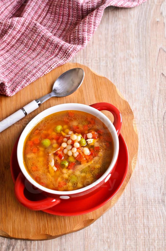 sopa con pasta pequeña y verduras foto