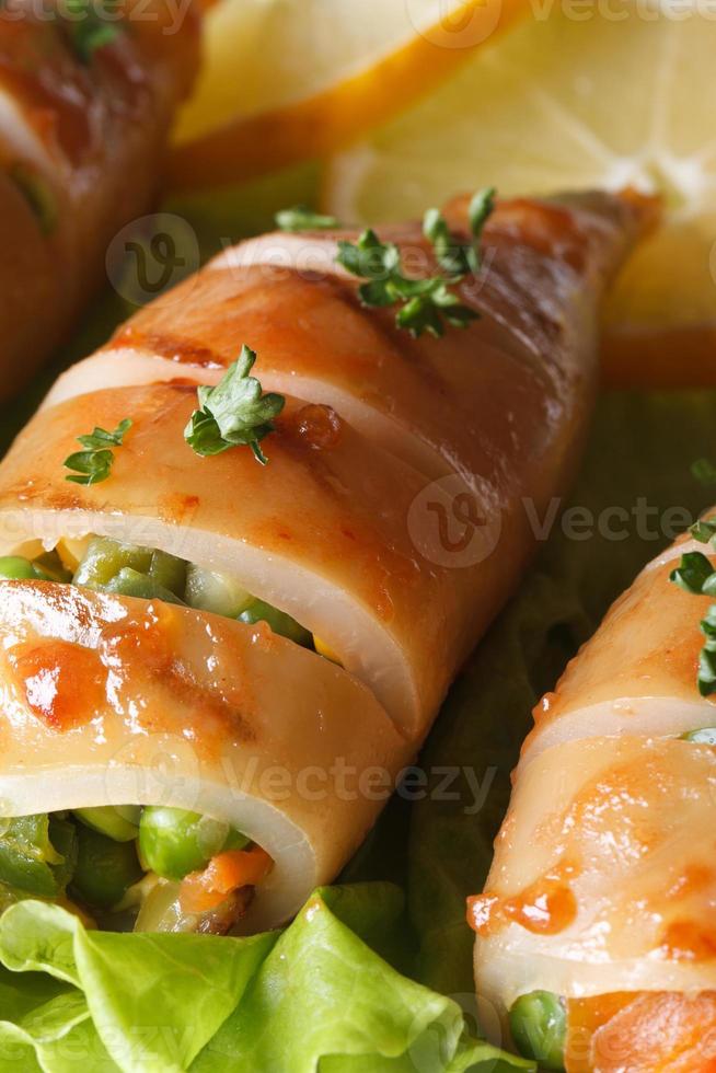 calamares fritos rellenos de verduras macro. vertical foto