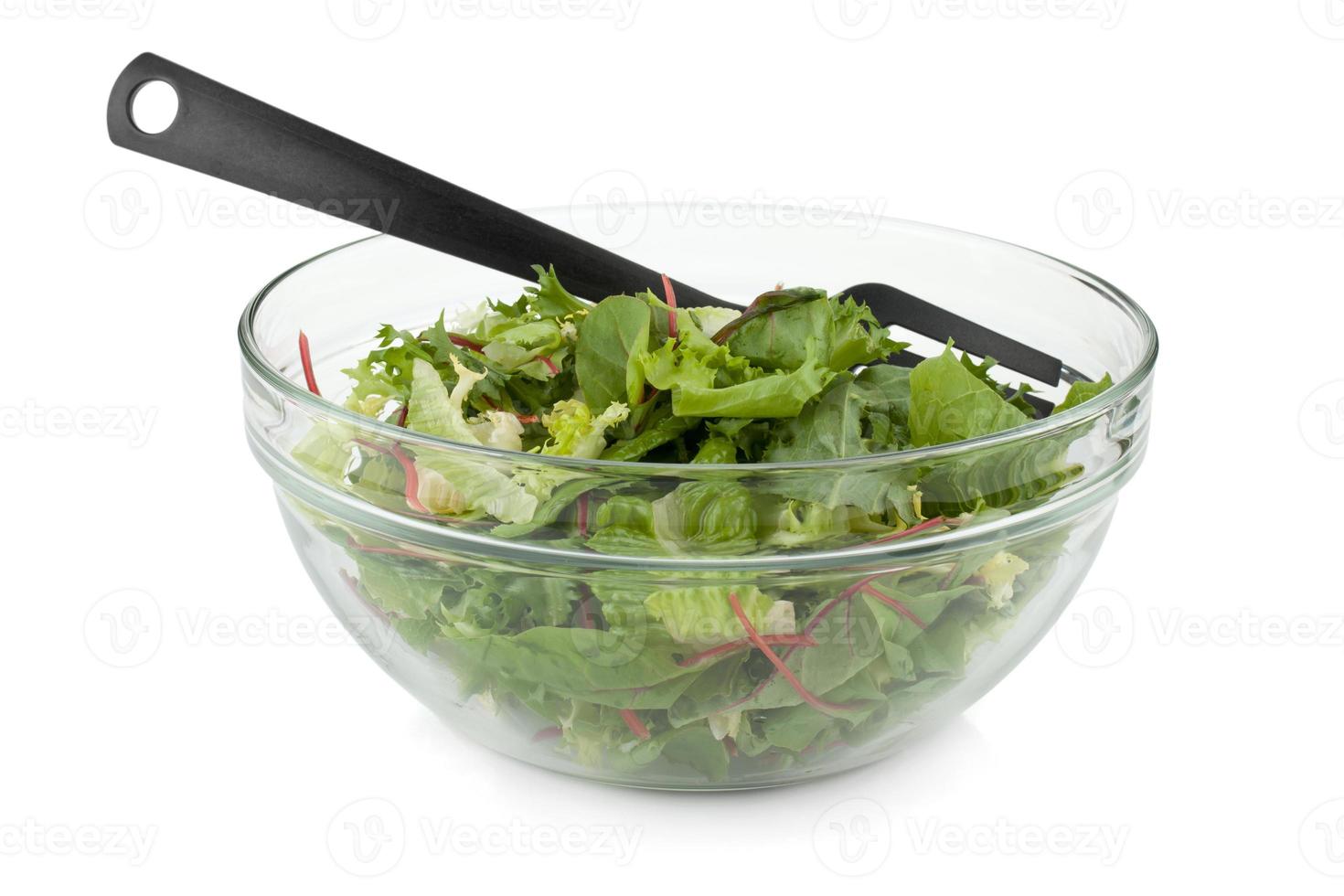 ensalada verde saludable con tenedor de plástico foto