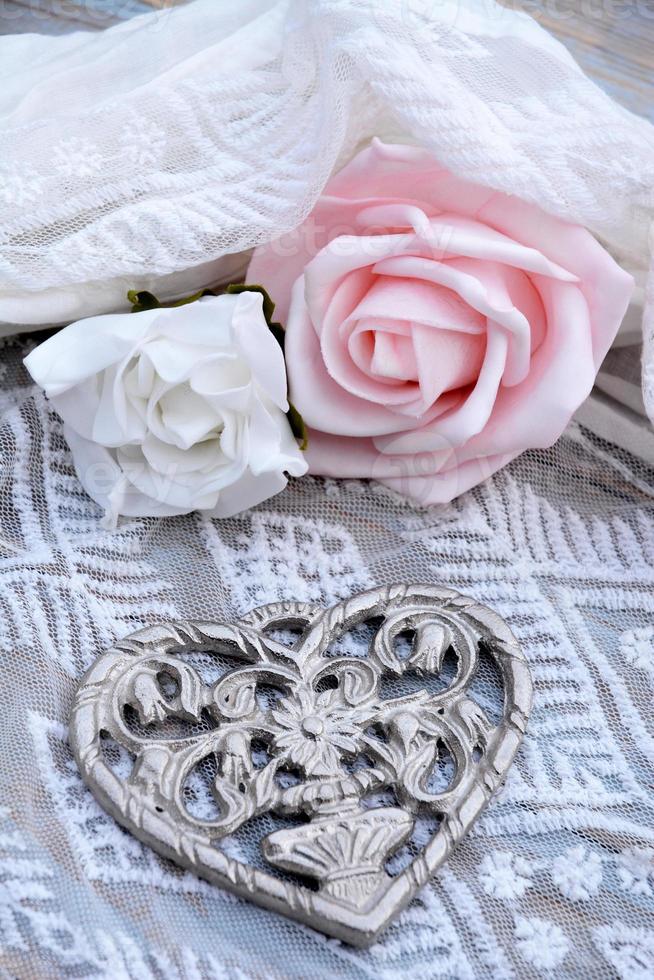 corazón de flores de metal romántico decorado en tela de gasa foto