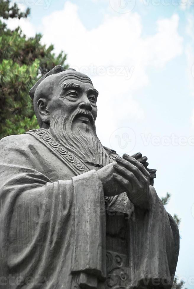 estatua de confucio foto