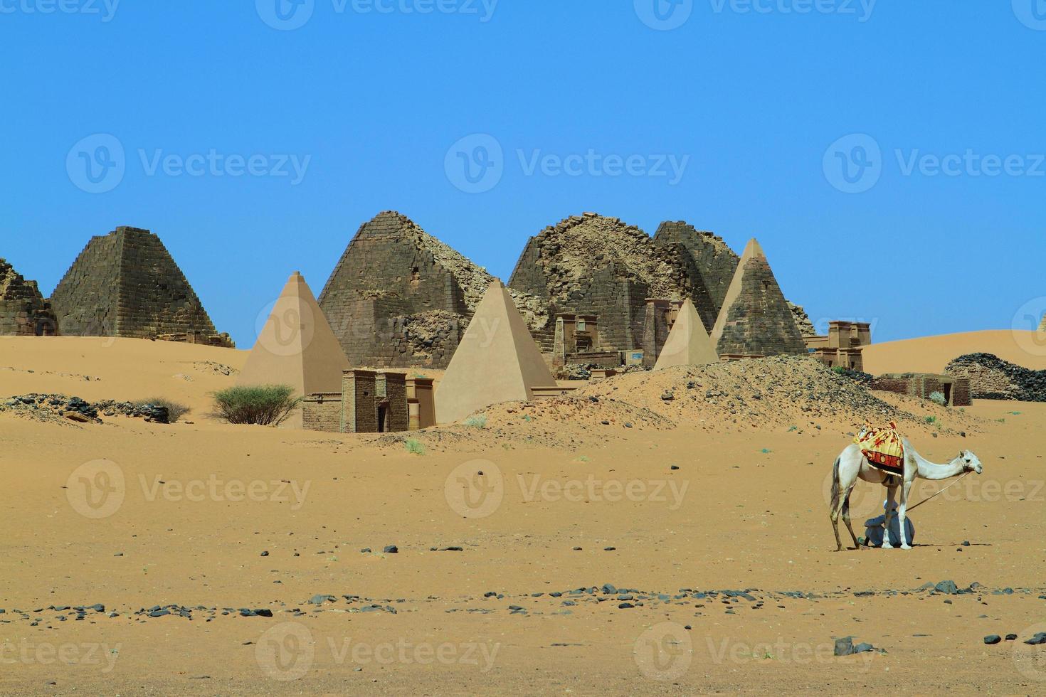 die pyramiden von meroe im sudan foto
