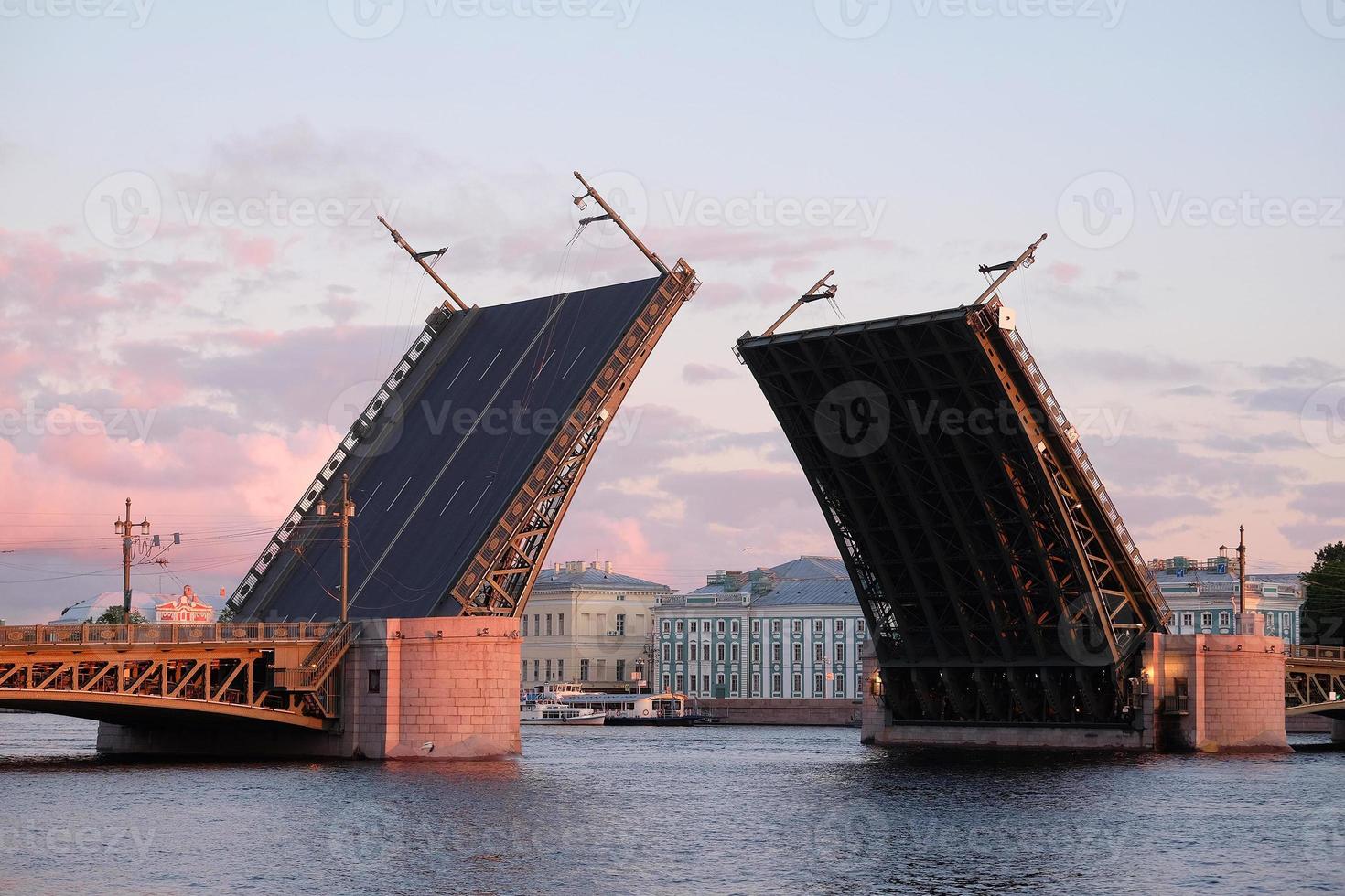 Abrir el puente del palacio desde el río Neva foto
