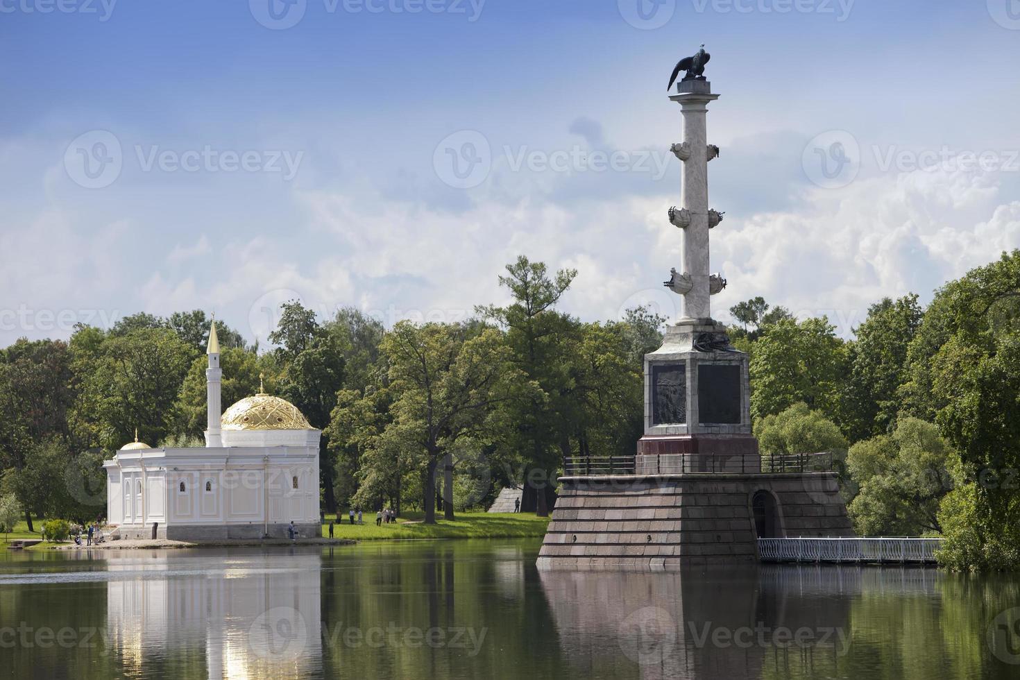 columna de chesme y pabellón "baño turco". Parque Catalina. Pushkin Petersburgo foto