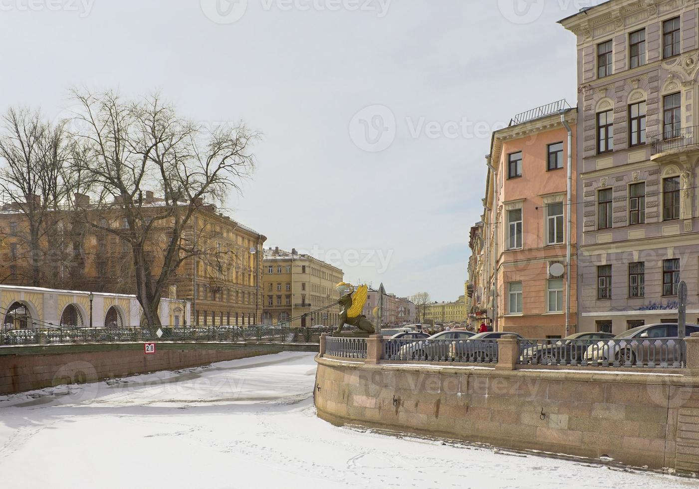 paisaje invernal con canal congelado en st. Petersburgo foto
