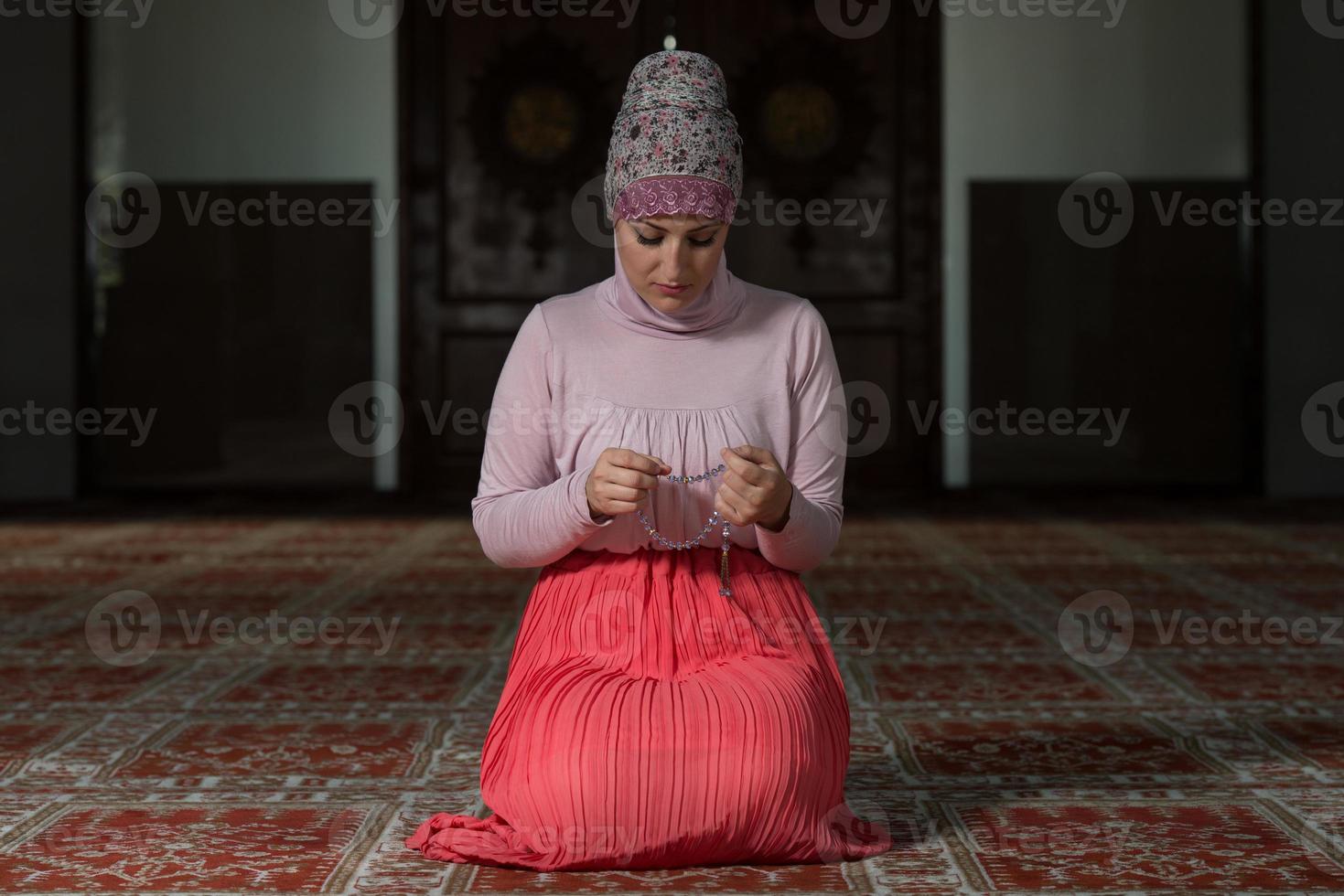 oración de mujer en la mezquita foto