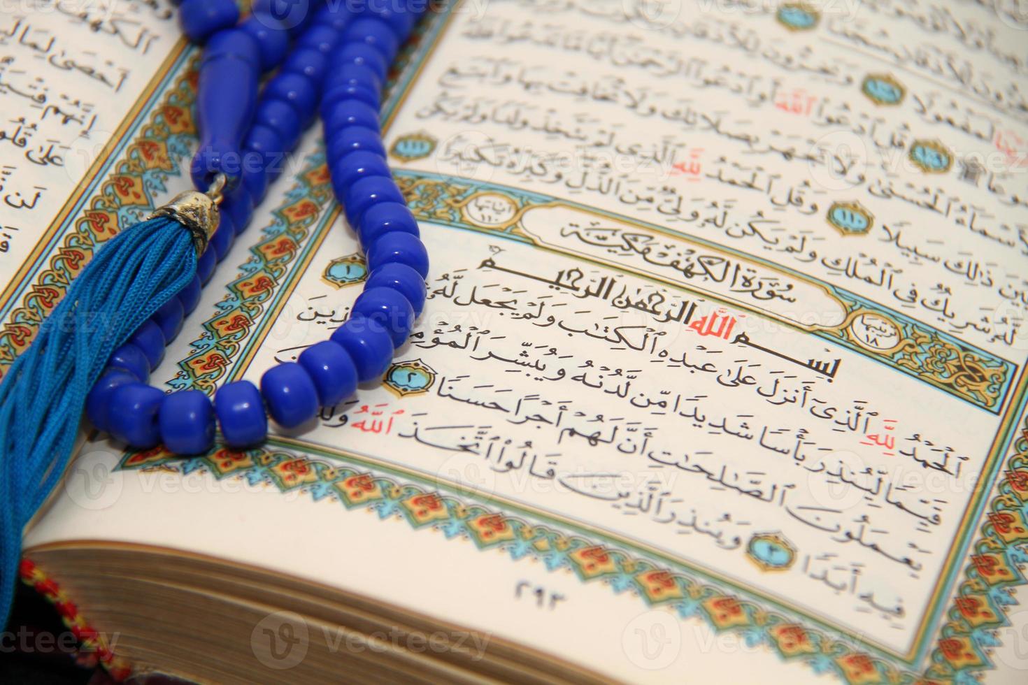 leyendo el sagrado Corán foto