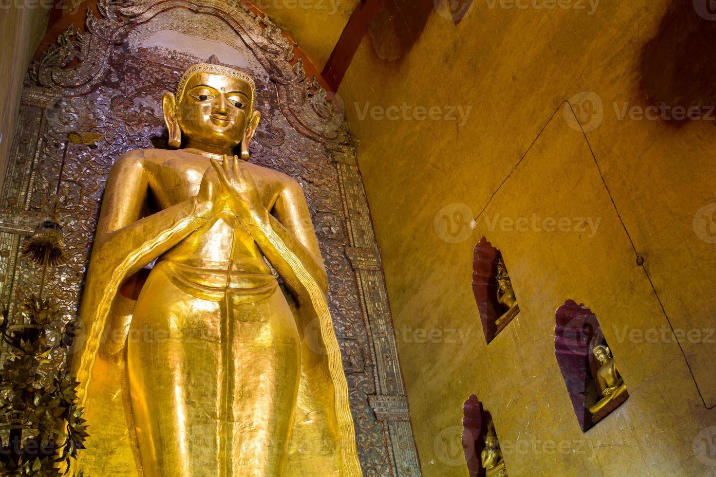 imagen de Buda en el templo de ananda foto