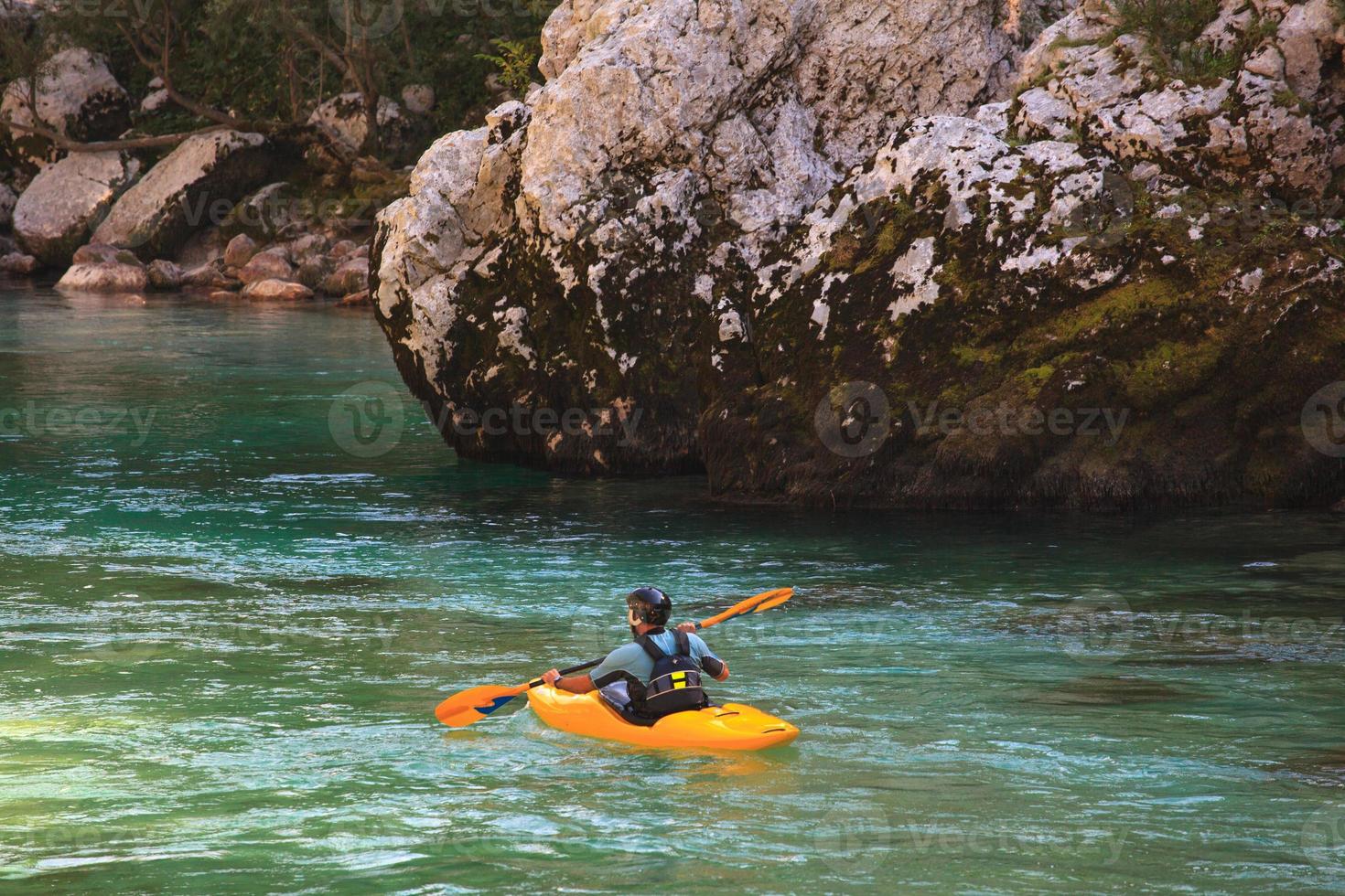 kayak en el río soca, eslovenia foto