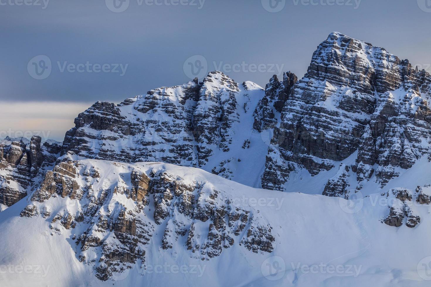paisaje de montaña de invierno en austria foto