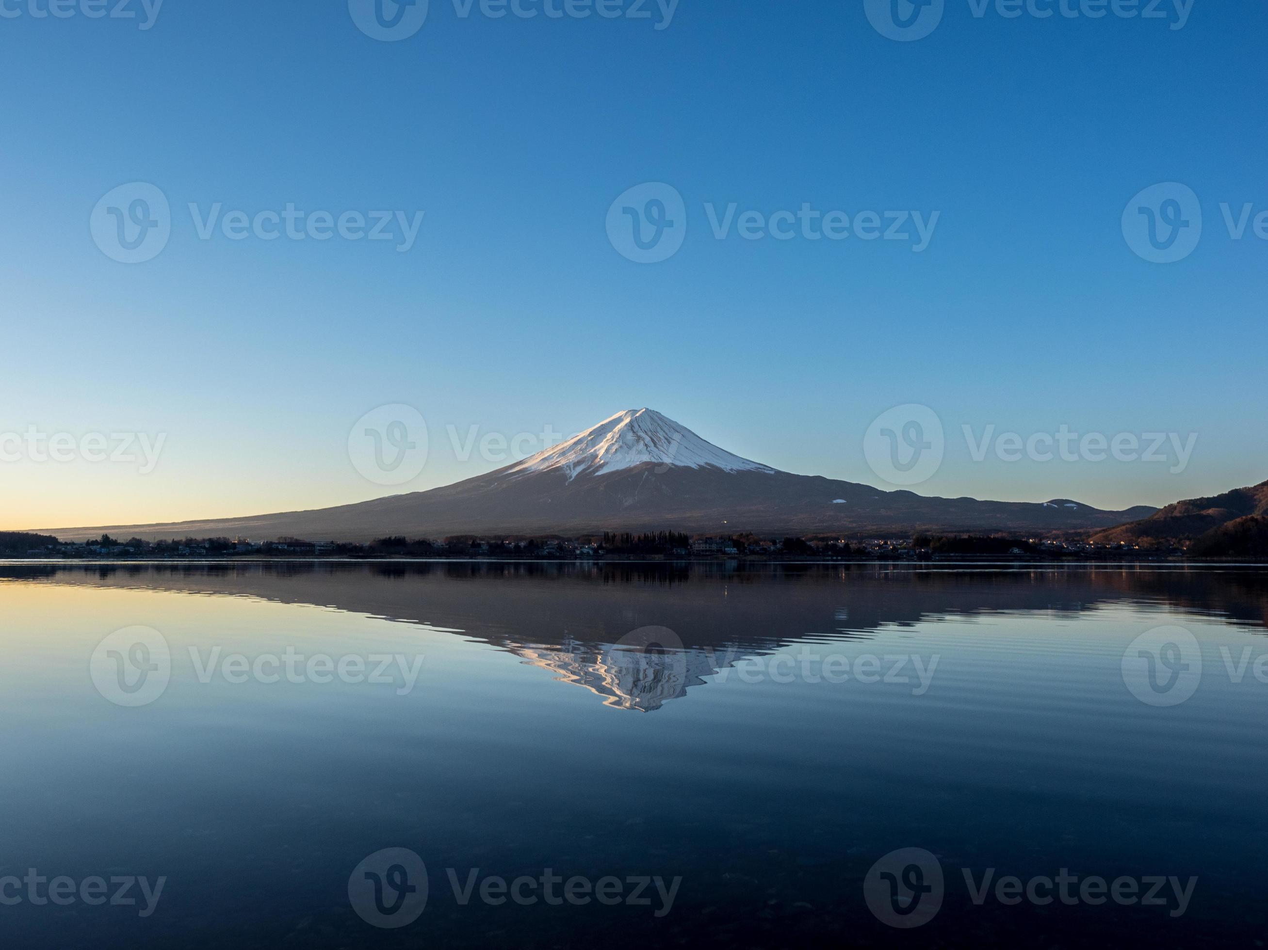 el monte fuji se refleja en el lago kawaguchi foto
