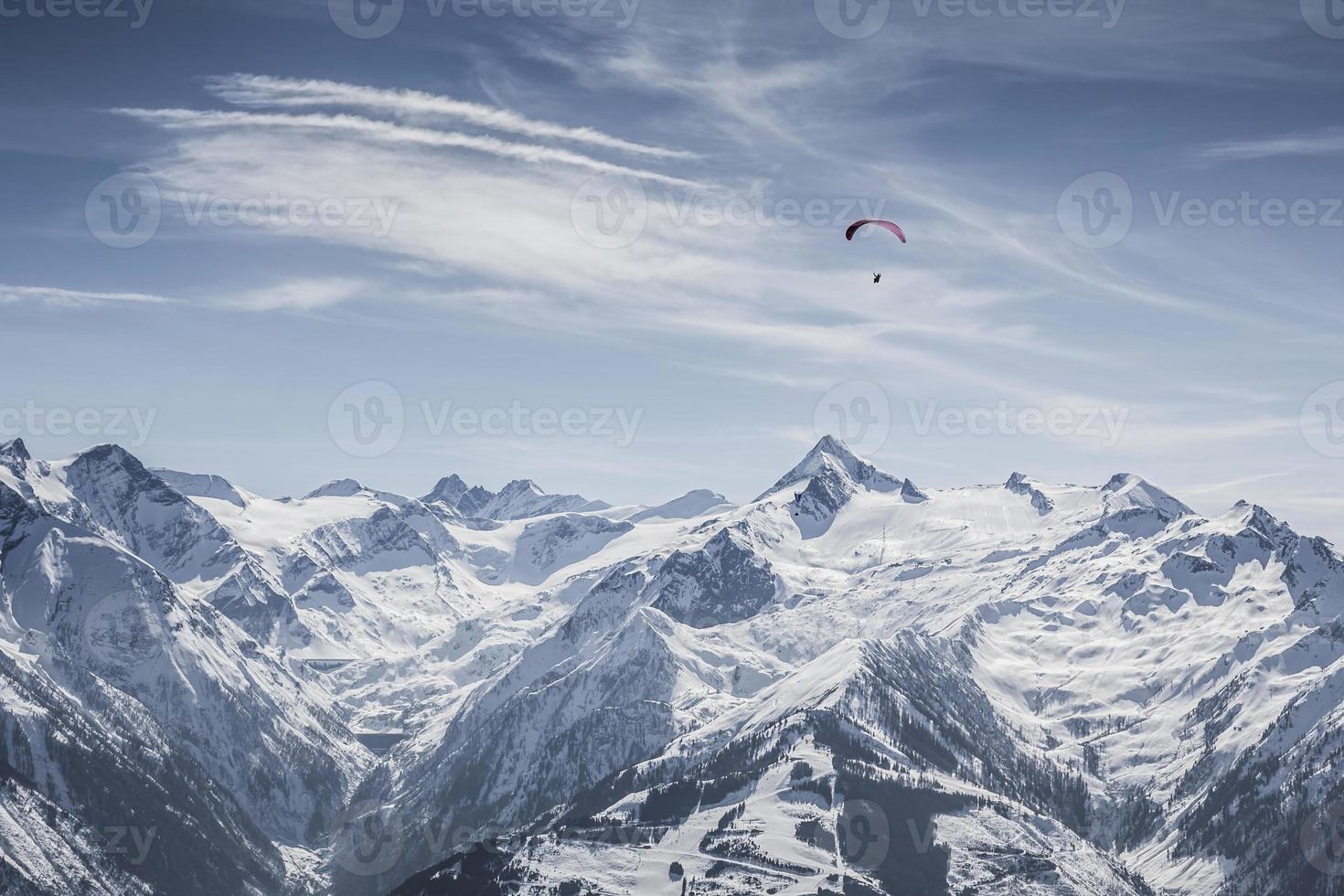 hermosa pista de esquí de montaña con kitzsteinhorn en el fondo foto