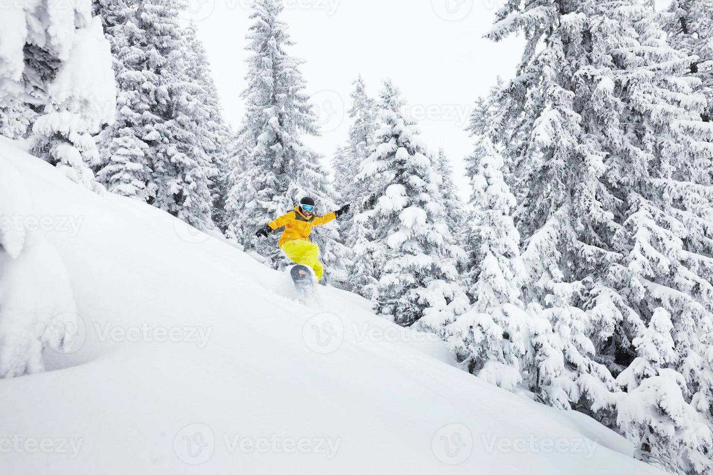 Freeride snowboarder en pista de esquí foto