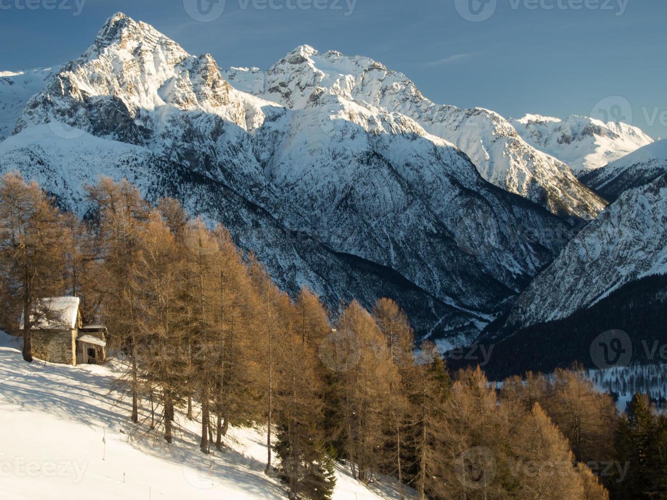 Picos nevados en los Alpes suizos, Engadina, Suiza foto